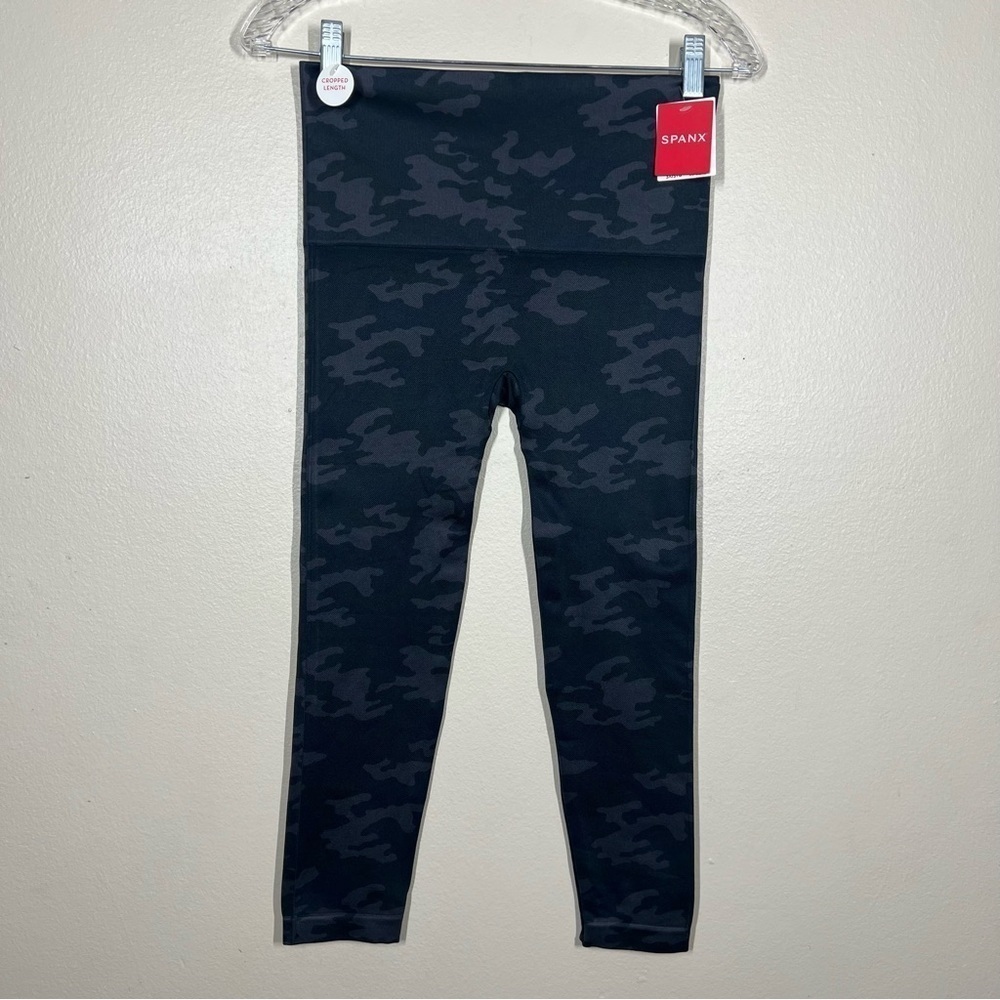SPANX Womens Cropped Look at me Now Black Camo Leggings Size Large NEW